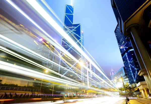 Trafic la nuit dans une ville — Photo