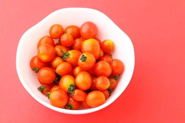 Tomate cereja na tigela — Fotografia de Stock