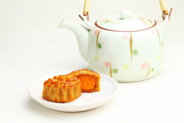 Mooncake with teapot — Stock Photo, Image