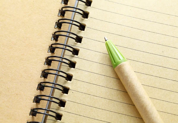 Cuaderno en espiral con pluma — Foto de Stock