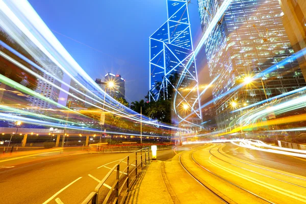 Route achalandée dans la ville la nuit — Photo