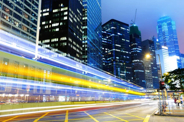 Strada trafficata in città di notte — Foto Stock