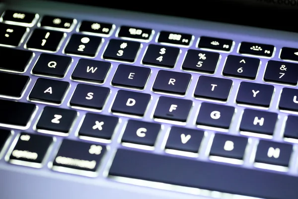照らされたコンピューターのキーボード — ストック写真