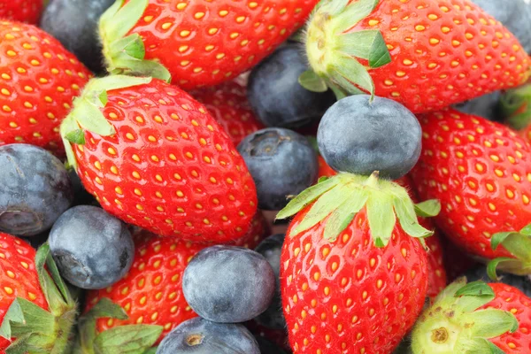 Blandning av jordgubbar och blåbär — Stockfoto