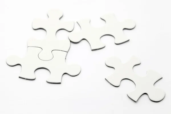 Pezzi di puzzle su sfondo bianco — Foto Stock