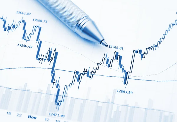 Gráfico financiero de negocios con pluma —  Fotos de Stock