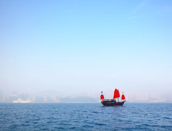 Plachetnici plující v přístavu victoria v Hongkongu — Stock fotografie
