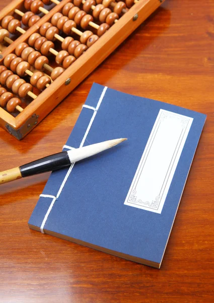 Chinees boek, abacus en schrijven penseel — Stockfoto