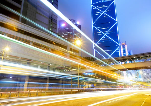 Stad traffic's nachts in hong kong — Stockfoto