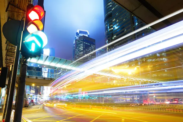 Ampel in der Stadt lizenzfreie Stockfotos