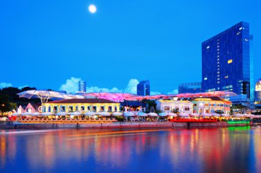 Singapur şehir ve nehir kıyısında gece