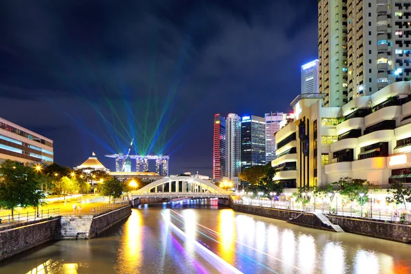 Singapore stad met rivier bij nacht — Stockfoto