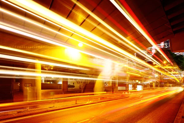 Trilhas de luz da cidade na estrada de tráfego — Fotografia de Stock