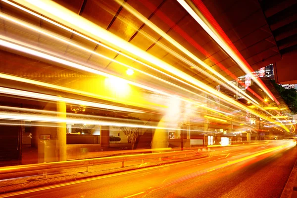 Staden lätta spår på trafik road — Stockfoto