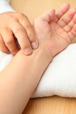 Nabız minder üzerinde el ile tanı