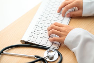 Doktor stetoskop ile klavyeden yazarak