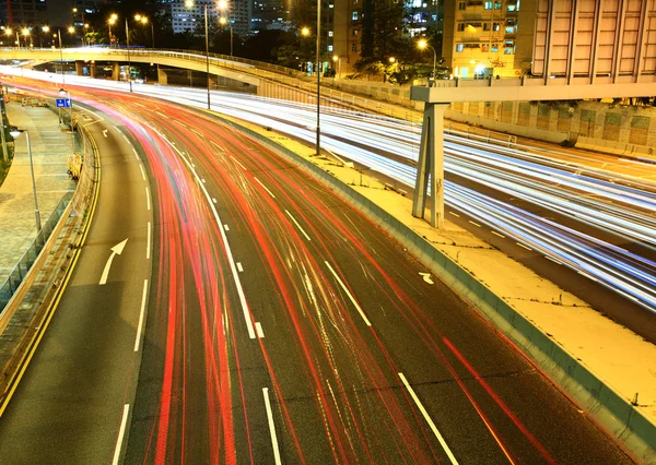 Trafik på motorväg på natten — Stockfoto