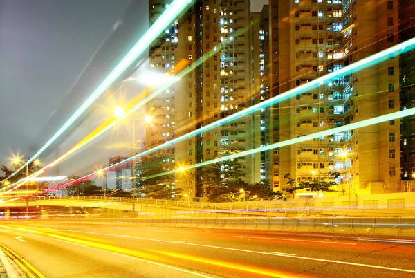 Cauda de trânsito em uma cidade com edifício residencial — Fotografia de Stock