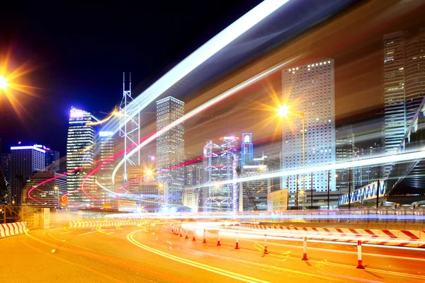 Kiireinen liikenne yöllä Hongkongissa — kuvapankkivalokuva