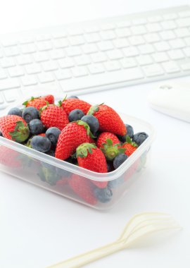 Berry mix öğle üzerinde ofis çalışma masası
