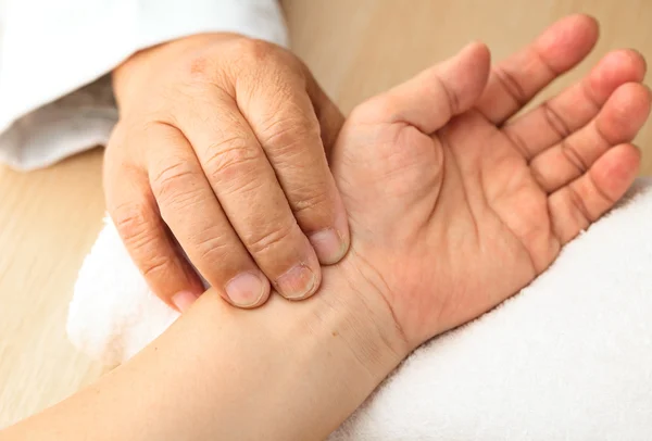 Pulsdiagnostik mit der Hand — Stockfoto