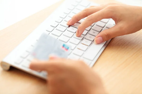 Online shopping with credit card and keyboard — Stock Photo, Image