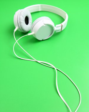 yeşil zemin üzerine kulaklık