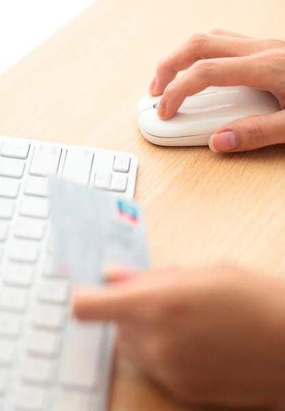 Compras en línea con tarjeta de crédito y teclado —  Fotos de Stock