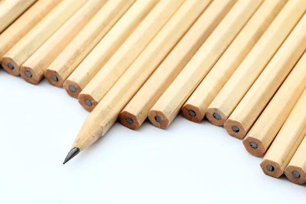 Reihe unbenutzter Bleistifte mit einem gespitzten — Stockfoto