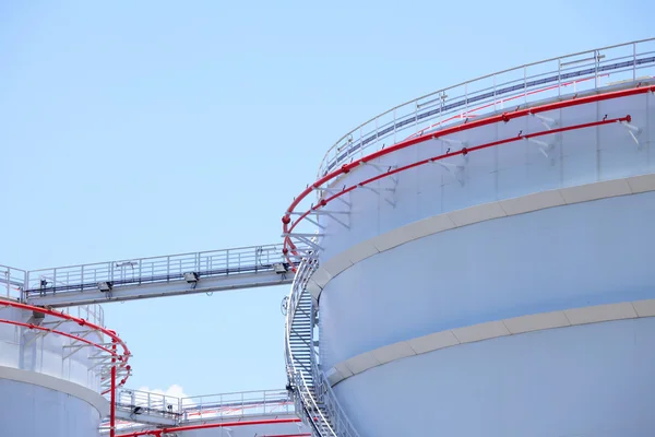 Tanque de refinaria de petróleo — Fotografia de Stock