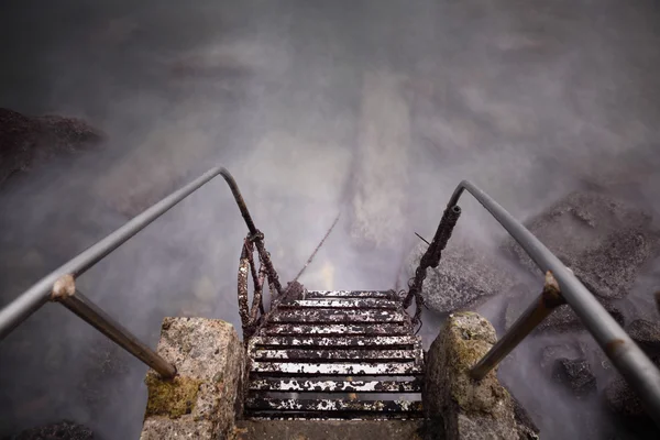 Escalera de acero y piedra al mar — Foto de Stock