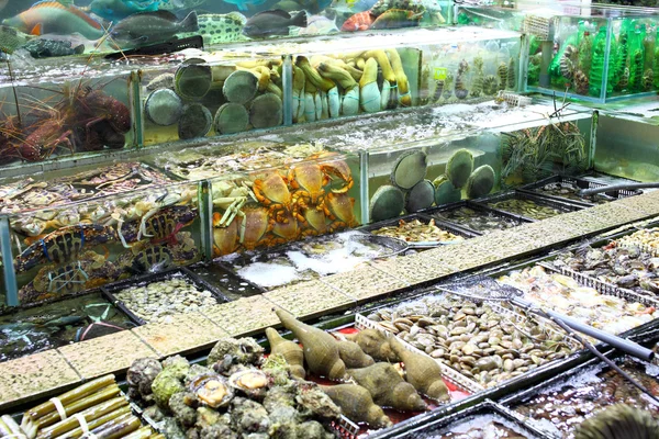 Tanque de peixe no mercado — Fotografia de Stock