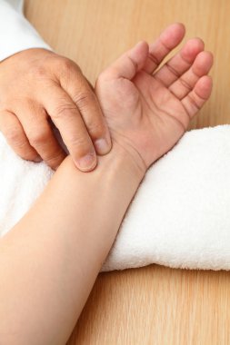 Çinli doktor teşhis hastanın nabzı