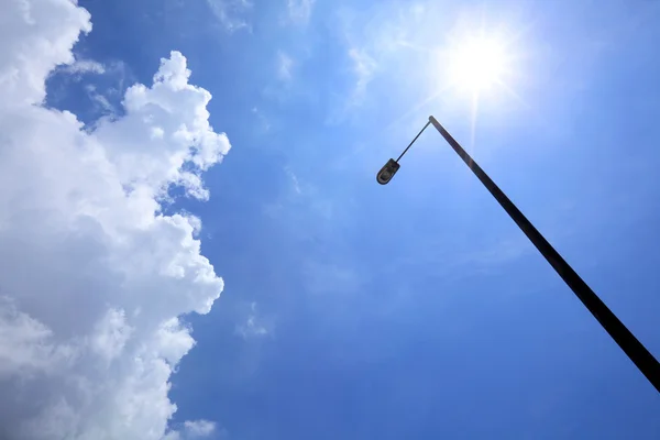 Giornata di sole con palo di illuminazione — Foto Stock