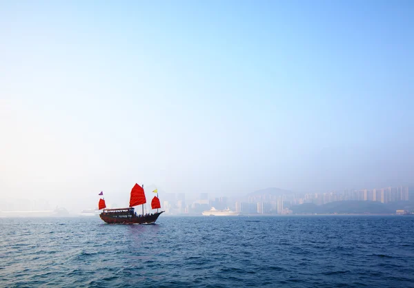 Segelboot segelt im Viktoria-Hafen am Hongkong — Stockfoto