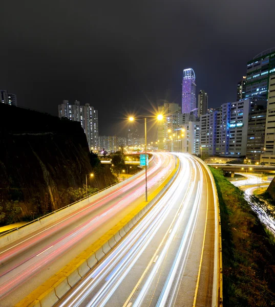 Geceleri otoyolda trafik — Stok fotoğraf