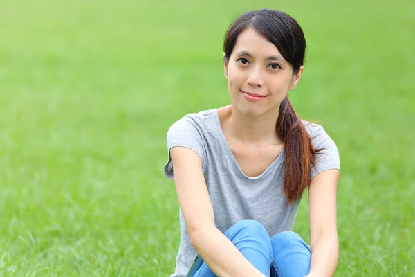 亚洲女人在草地上设置 — 图库照片