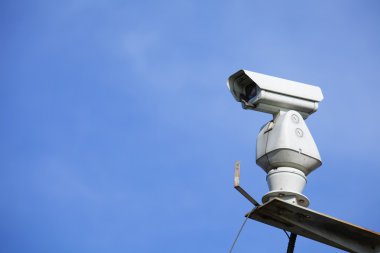Mavi gökyüzü ile CCTV