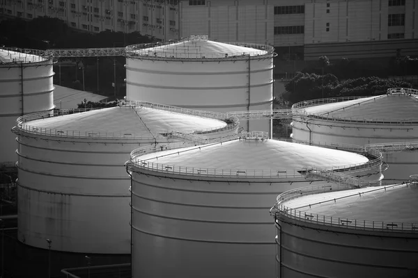 Tanque de óleo em preto e branco — Fotografia de Stock