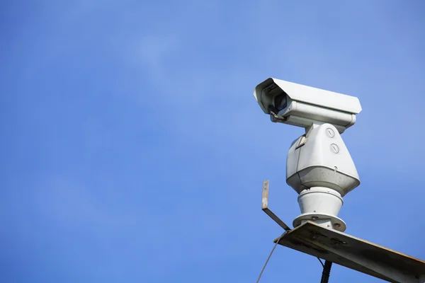 CCTV met blauwe hemel — Stockfoto