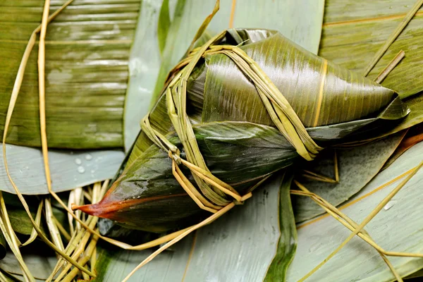 Ris dumpling på bambu blad — Stockfoto