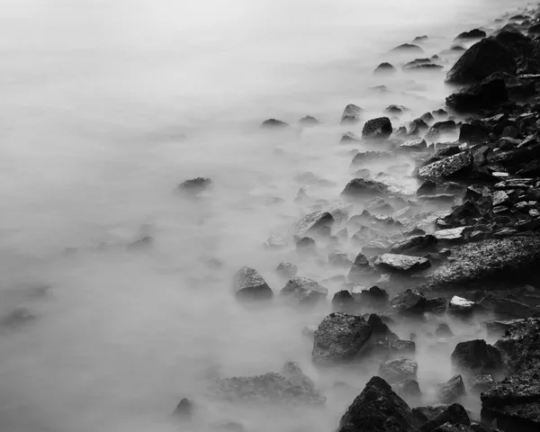 Longa exposição da pedra da costa marítima — Fotografia de Stock