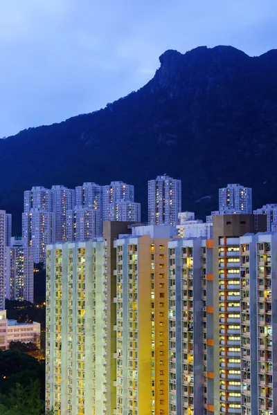 Hong kong Stadtbild mit Löwenfelsen bei Nacht — Stockfoto