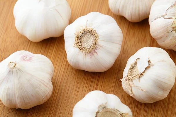 Knoblauch auf dem Tisch — Stockfoto