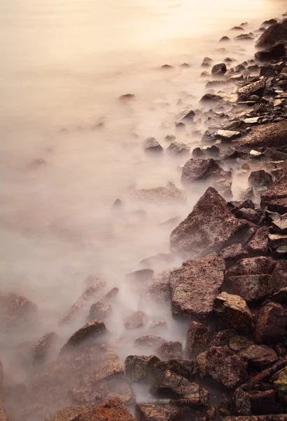 Onda e roccia costiera al tramonto — Foto Stock