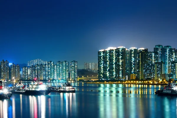 Mehrfamilienhäuser in Hongkong bei Nacht — Stockfoto