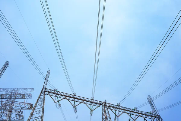 Transmitindo cabo de torre de energia — Fotografia de Stock