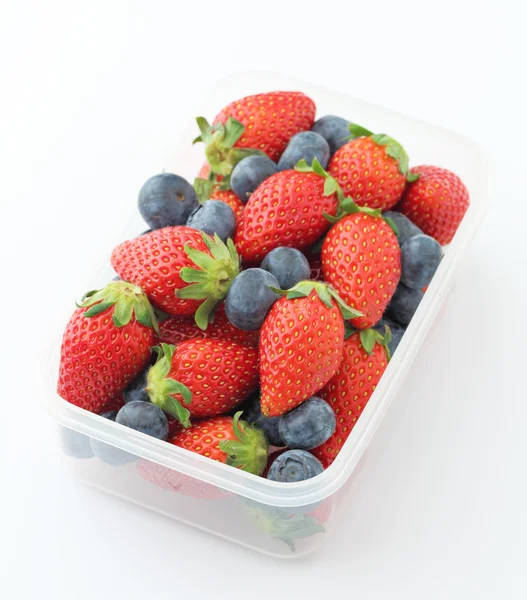 Erdbeere und Blaubeere mischen sich im Plastikbehälter — Stockfoto