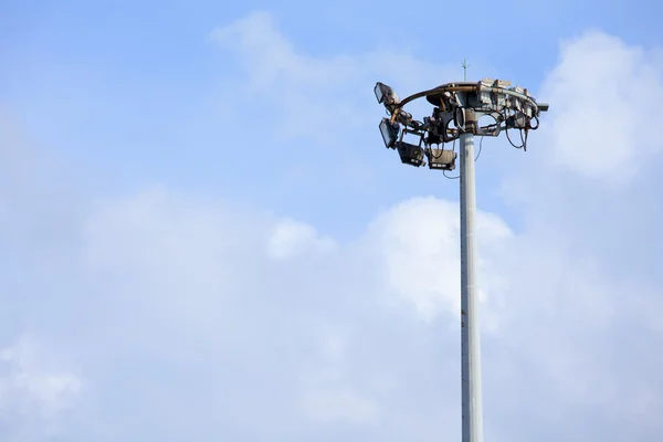 Flutlicht mit blauem Himmel — Stockfoto