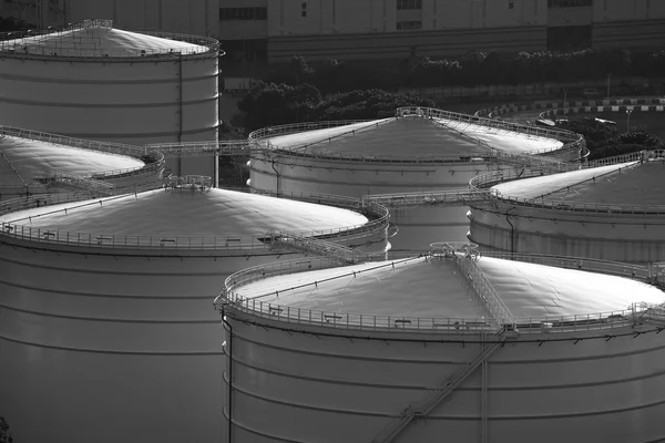 Depósito de aceite monocromo en terminal de servicio de carga —  Fotos de Stock